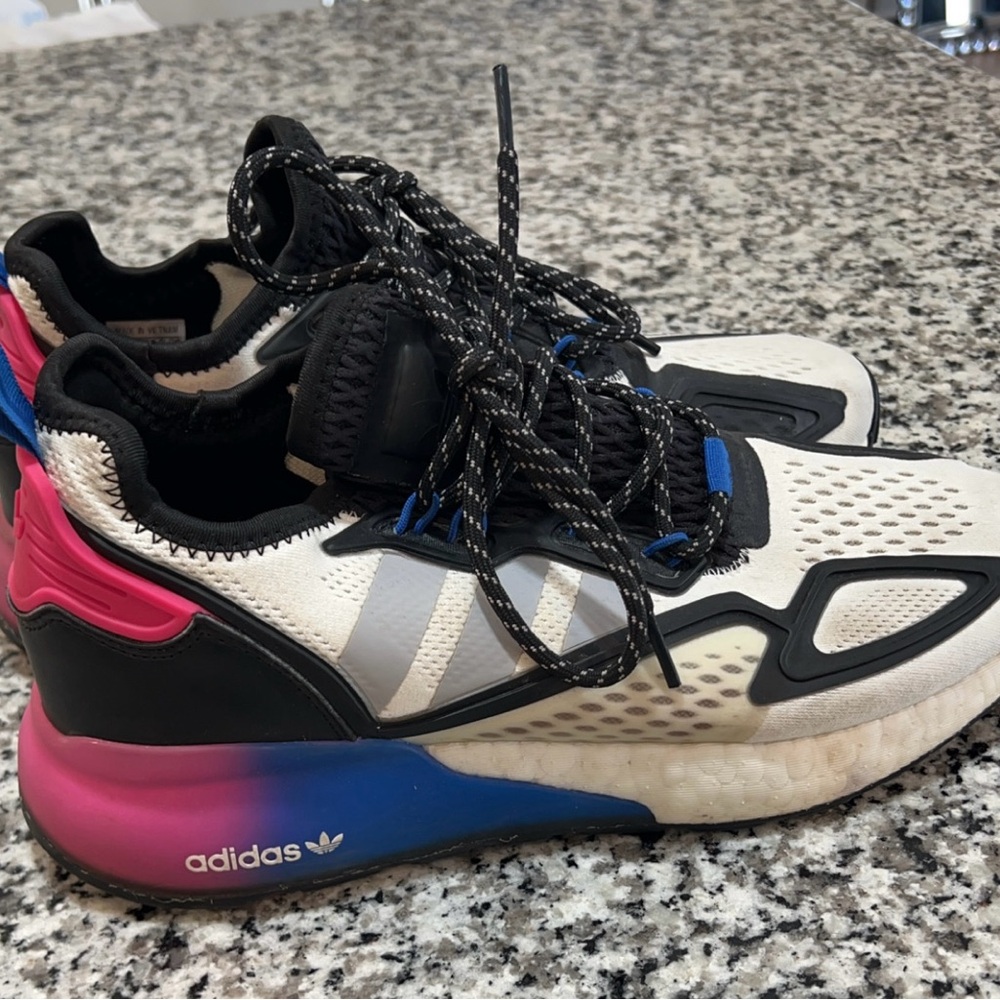 Men’s Adidas tennis shoes